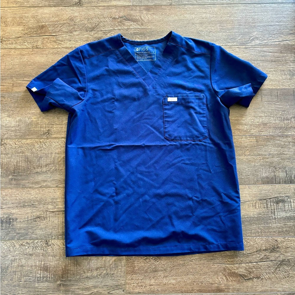 Men’s Figs Leon 3 pocket scrub top in Navy Blue.